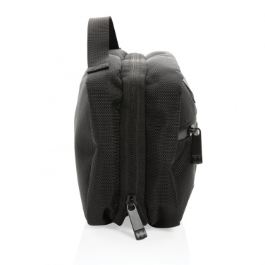 Logotrade Firmengeschenke das Foto: Swiss Peak AWARE™ RPET Voyager Kosmetiktasche