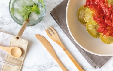 Logotrade meened pilt: Korduvkasutatavate bambusest reisisöögiriistade komplekt