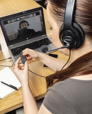 Logotrade firmakingi foto: Üle kõrva juhtmega töötav peakomplekt