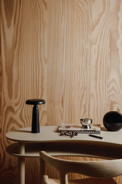 Logo trade firmakingi pilt: VINGA Avery RCS laualamp