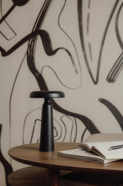 Logotrade reklaamkingituse foto: VINGA Avery RCS laualamp