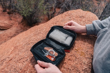 Logotrade logo dāvanas foto: RCS pārstrādāta nubuka PU maisiņš pirmās palīdzības komplekts