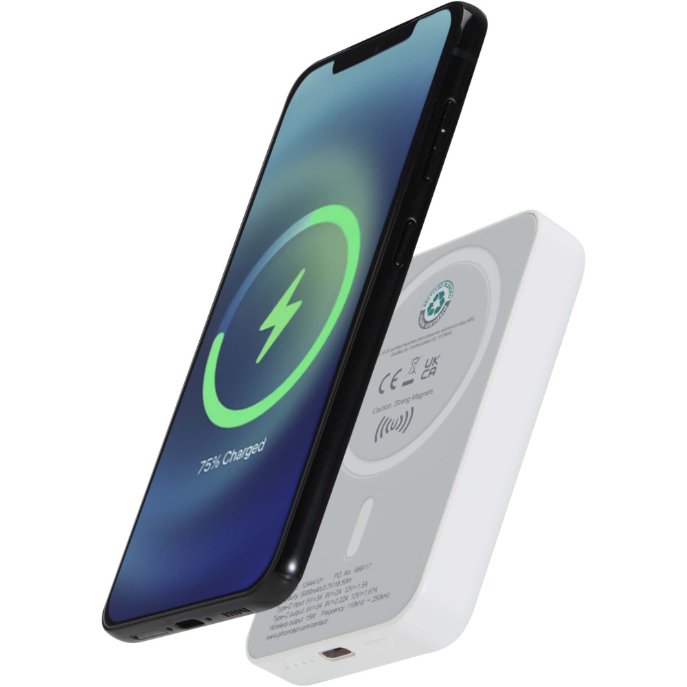 Logotrade Ideja dāvanas foto: Acrab 5000 mAh 15 W magnētiskā bezvadu pārnēsājamā uzlādes ierīce ar 20 W strāvas padevi - izgatavota no pārstrādātas plastmasas
