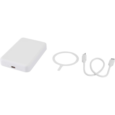 Logotrade logo dāvanas foto: Acrab 5000 mAh 15 W magnētiskā bezvadu pārnēsājamā uzlādes ierīce ar 20 W strāvas padevi - izgatavota no pārstrādātas plastmasas