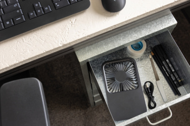 Logotrade dāvanas foto: Aervina RCS pārstrādātas plastmasas uzlādējams galda ventilators