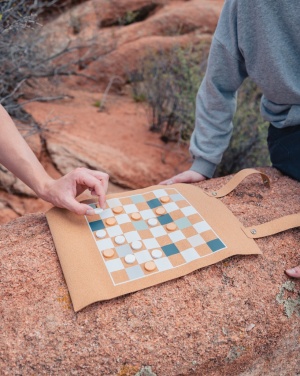 Logotrade reklamprodukter bild: Britton kork hopvikbart backgammon och dam-spel