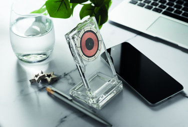 Logotrade profilprodukter bild: Akryl trådlös laddare 15W