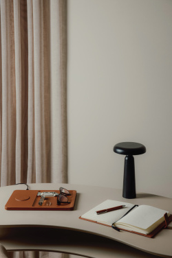 Logotrade reklamprodukter bild: VINGA Avery RCS bordslampa