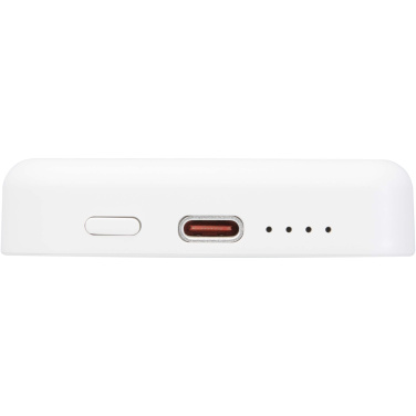 Logotrade profilprodukter bild: Acrab 5 000 mAh 15 W magnetisk trådlös powerbank med 20 W PD – tillverkad av återvunnen plast