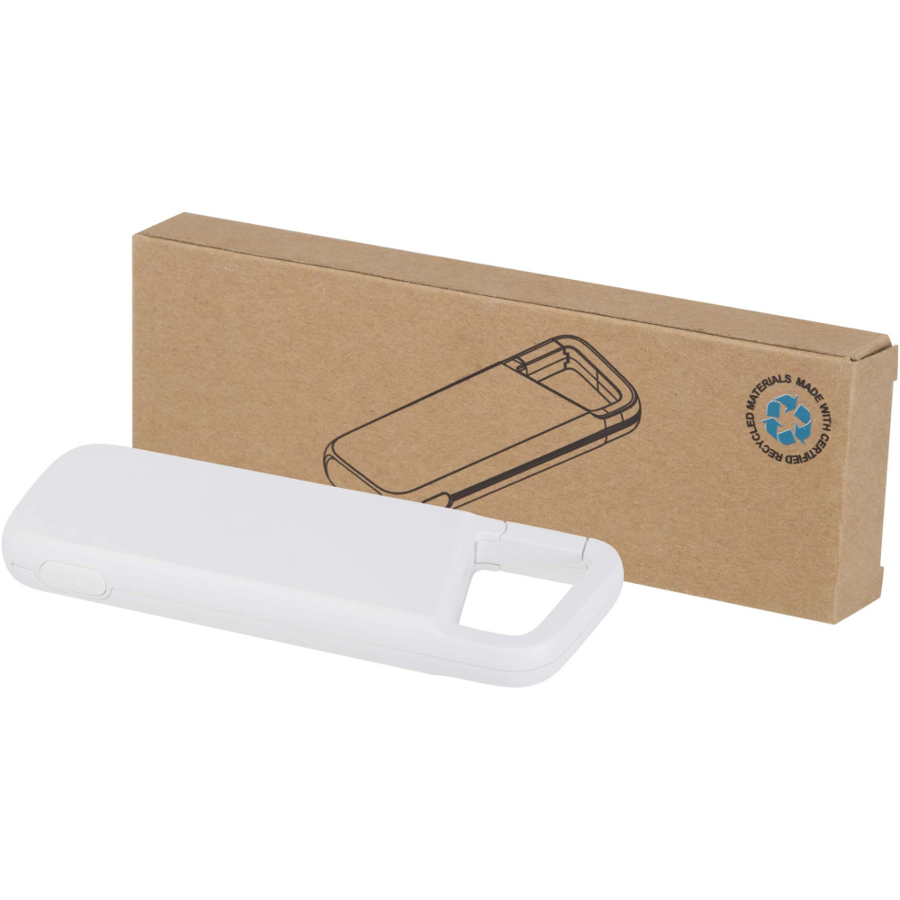 Logotrade profilprodukter bild: Alkes 5 000 mAh 12 W vattenbeständig powerbank av återvunnen plast med karbinhake